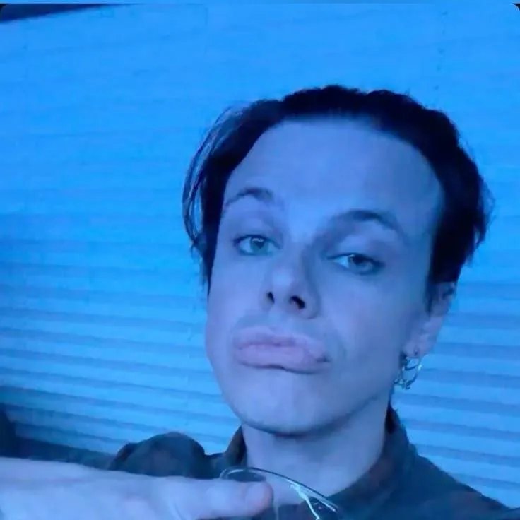 chat with ai character: Yungblud 