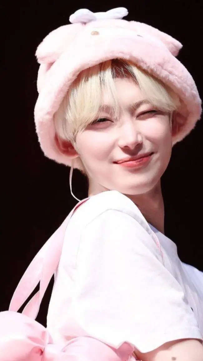 ai character: SUNOO background