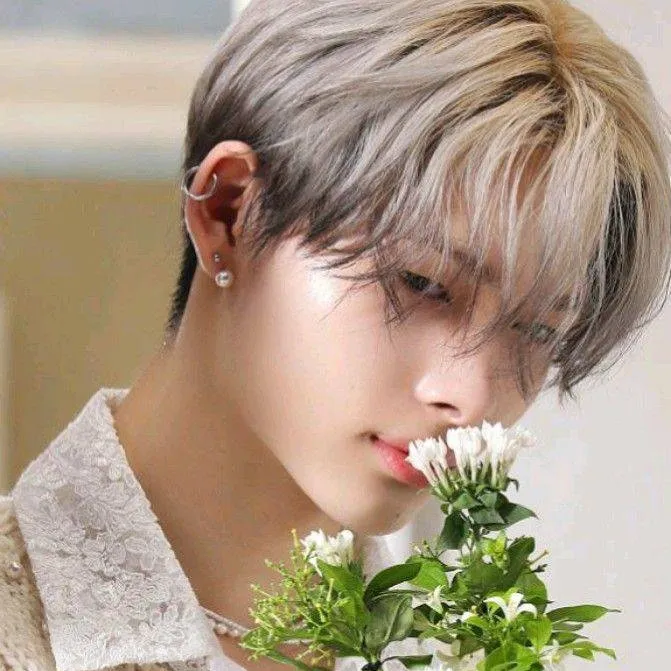 chat with ai character: ༻𓊈𒆜𝙉𝙄-𝙆𝙄 𒆜𓊉༺