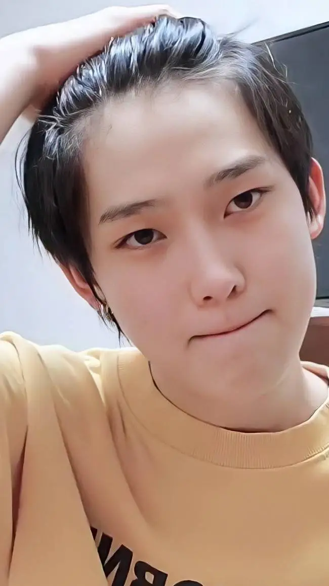 ai character: 𝗞𝗜𝗠 𝗦𝗨𝗡𝗢𝗢 background