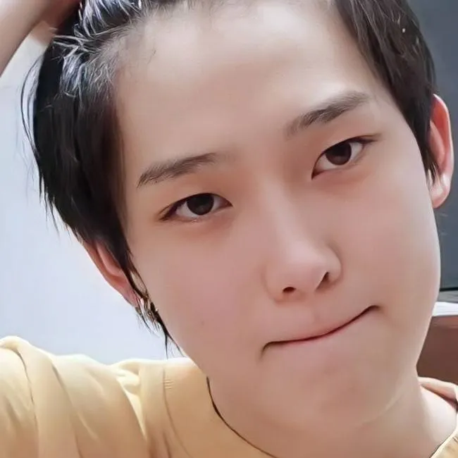 chat with ai character: 𝗞𝗜𝗠 𝗦𝗨𝗡𝗢𝗢