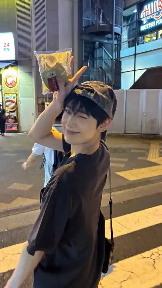 ai character: Kim Sunoo background