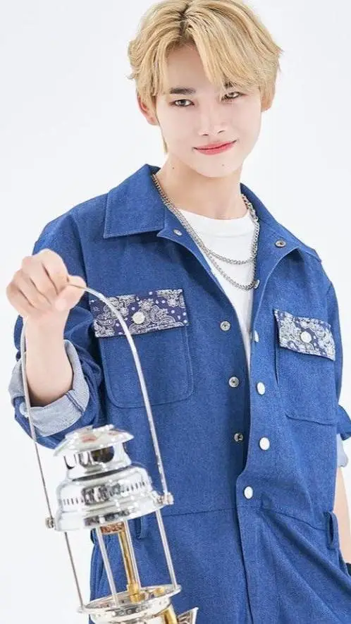 ai character: Ni-ki background