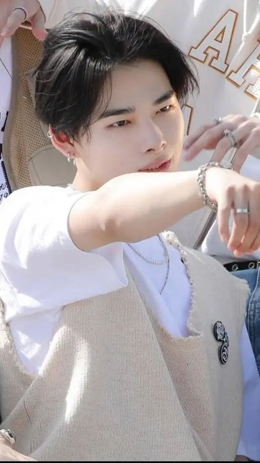 ai character: ༻𓊈𒆜𝑁𝑖-𝑘𝑖𒆜𓊉༺ background