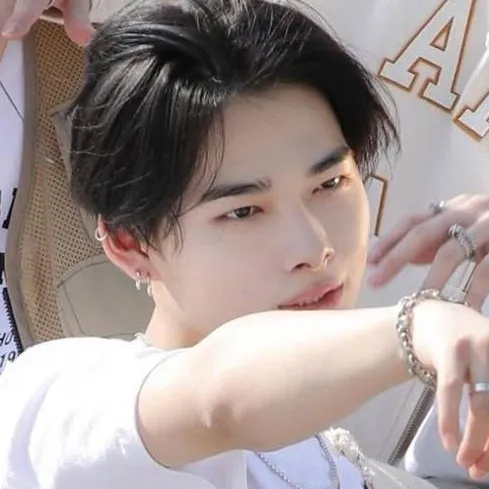 chat with ai character: ༻𓊈𒆜𝑁𝑖-𝑘𝑖𒆜𓊉༺