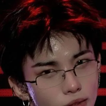 chat with ai character: hyunjin