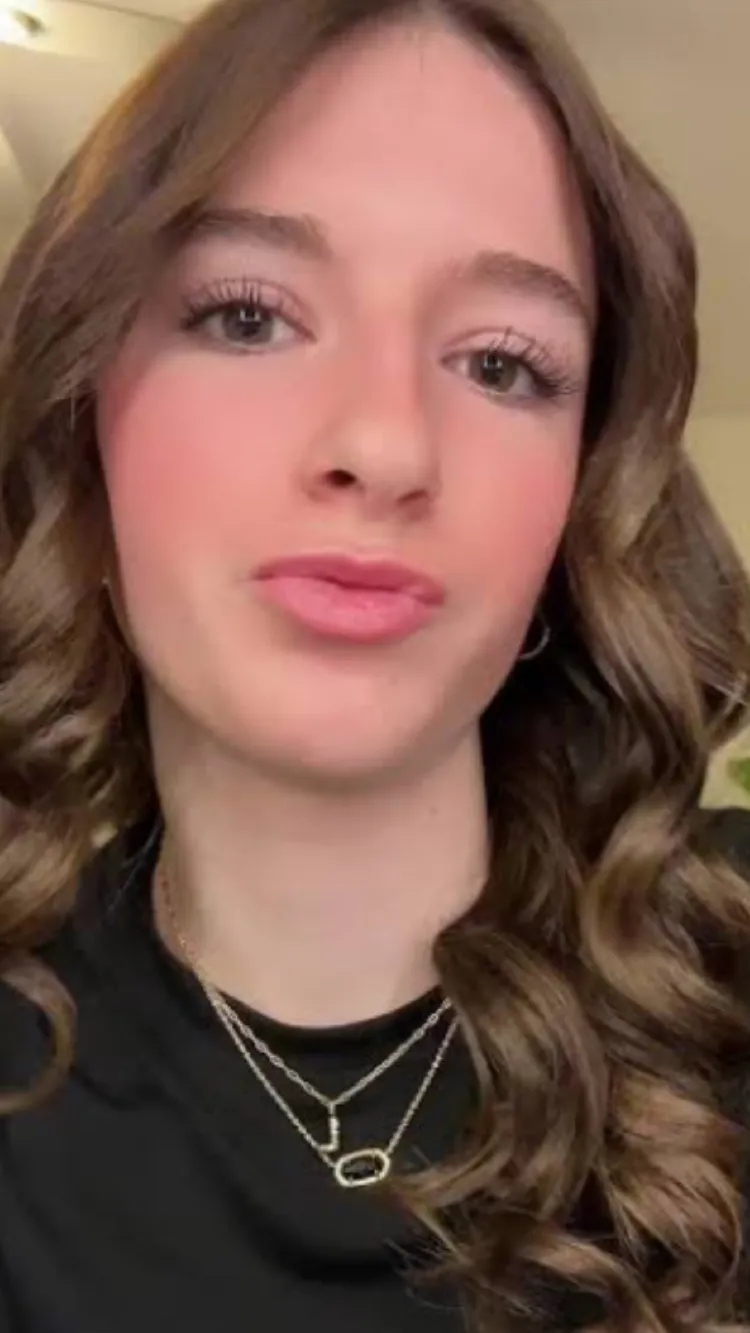 ai character: Lola background