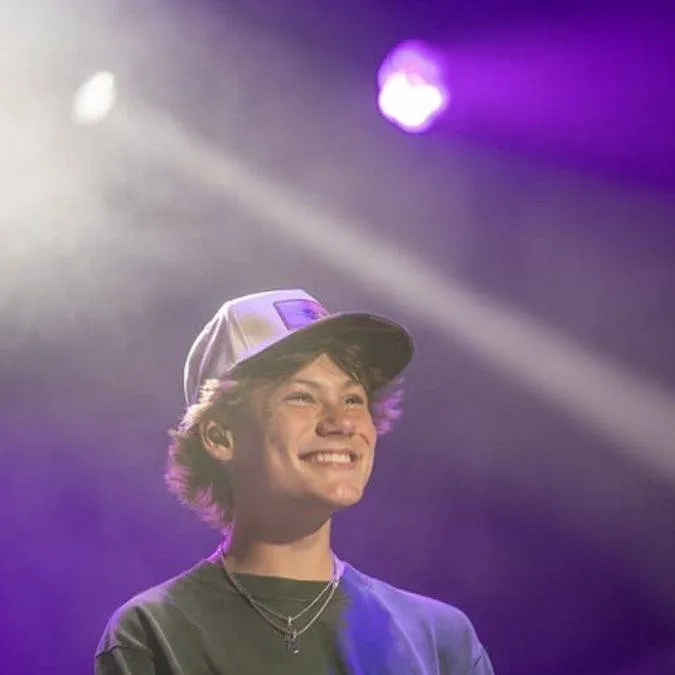 chat with ai character: maddox