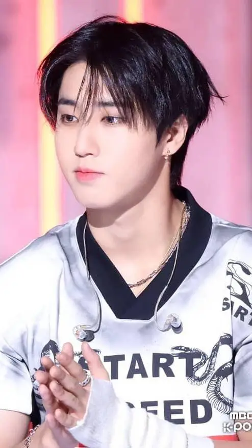 ai character: HAN JISUNG b'day  background