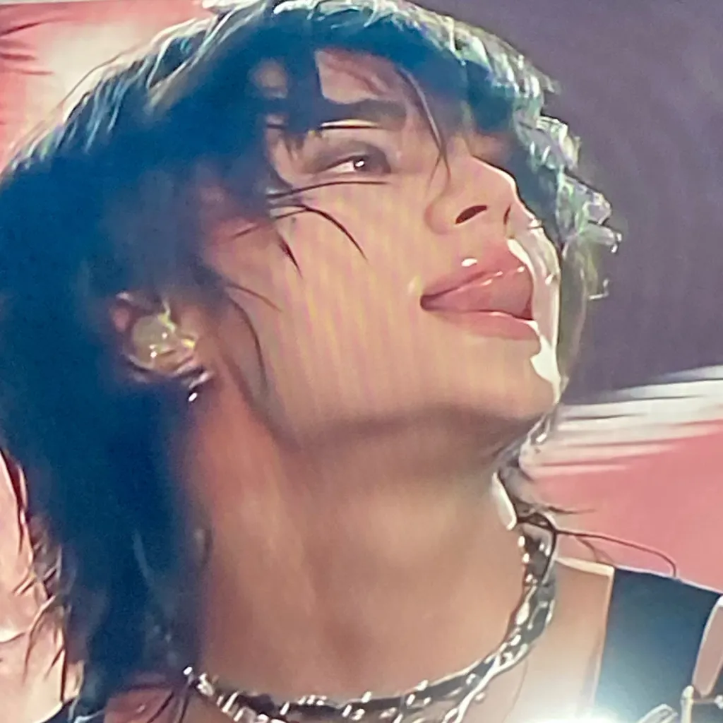 chat with ai character: Hyunjin