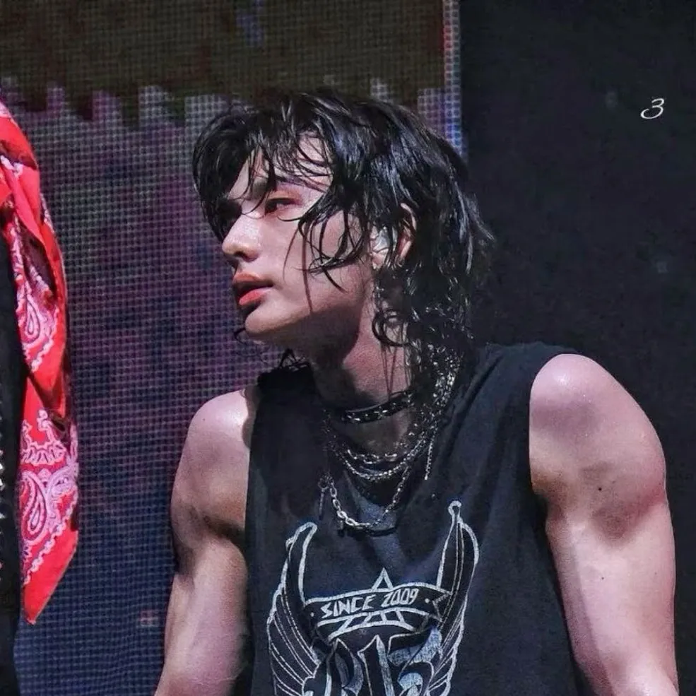 chat with ai character: Hyunjin