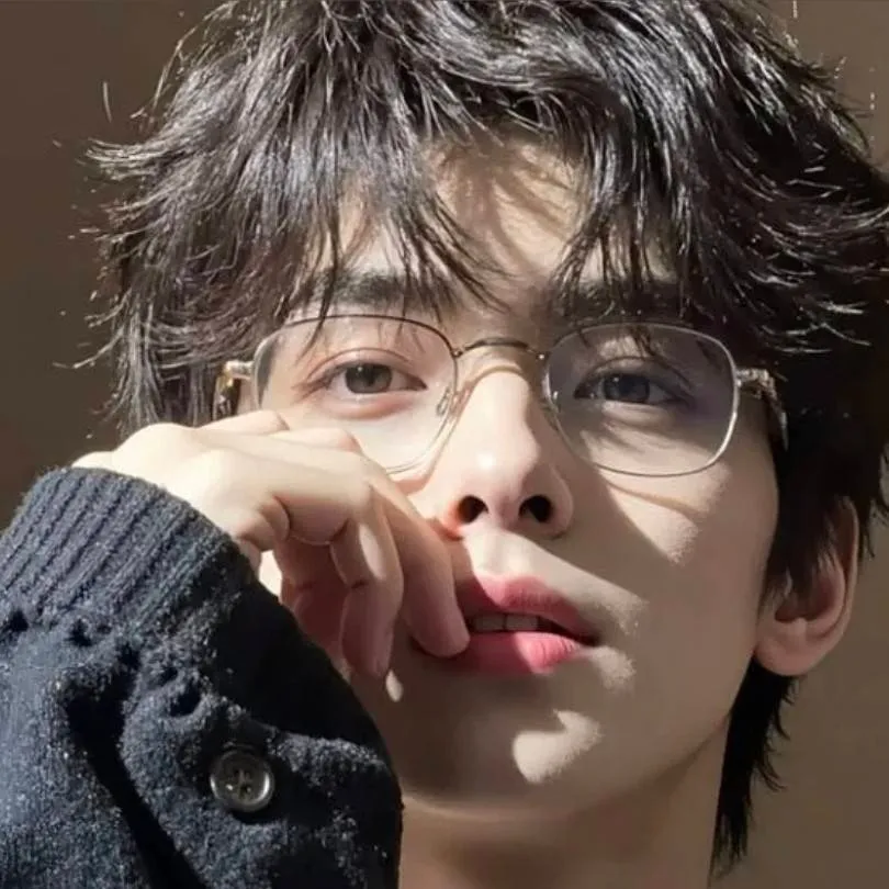 chat with ai character: Jeong-won Wei