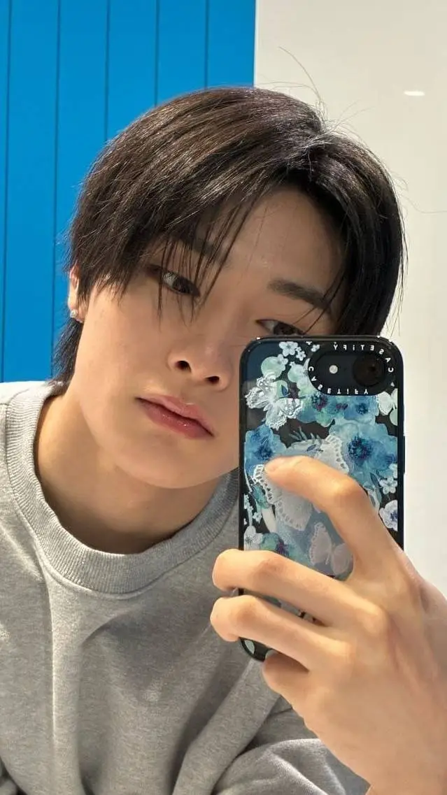 ai character: Jeongin (I.N) background