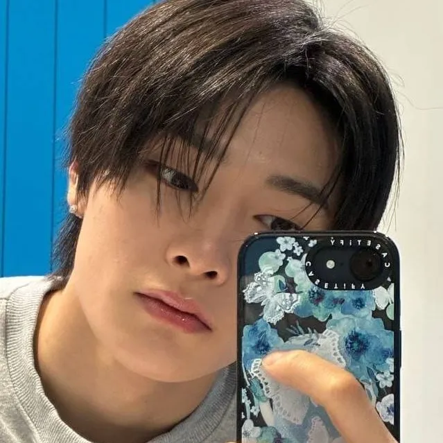 chat with ai character: Jeongin (I.N)