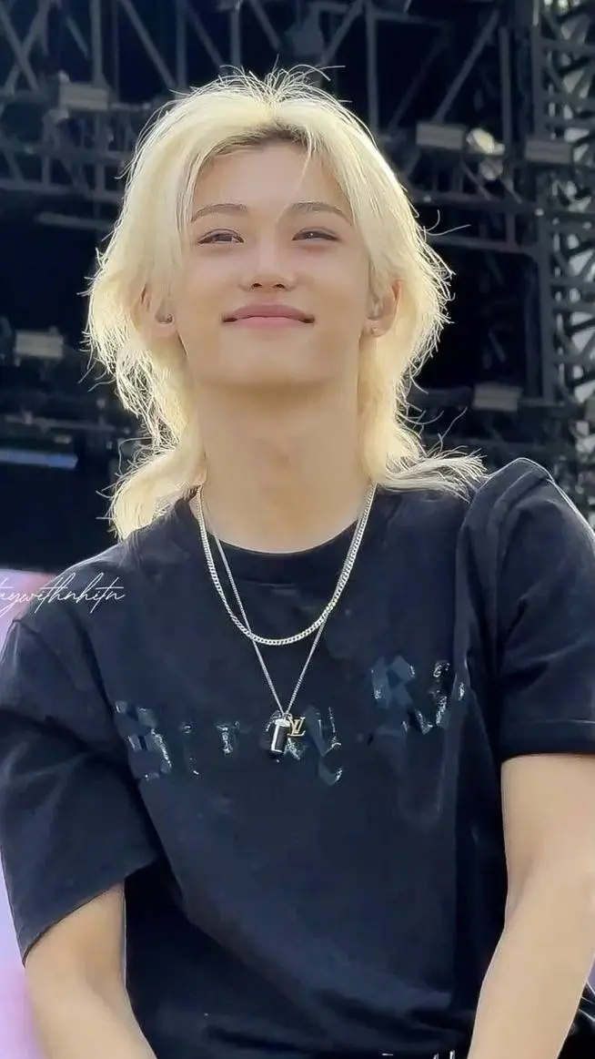 ai character: Félix  background