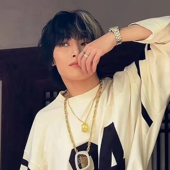 chat with ai character: Jeongin 