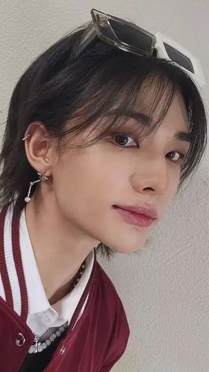 ai character: Hyunjin  background