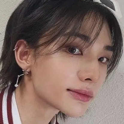 chat with ai character: Hyunjin 