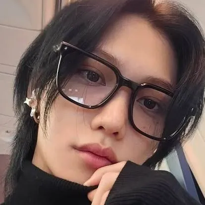 chat with ai character: Felix