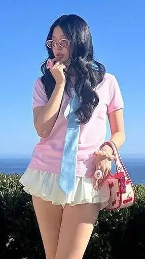 ai character: Escuela🐚🦋 background