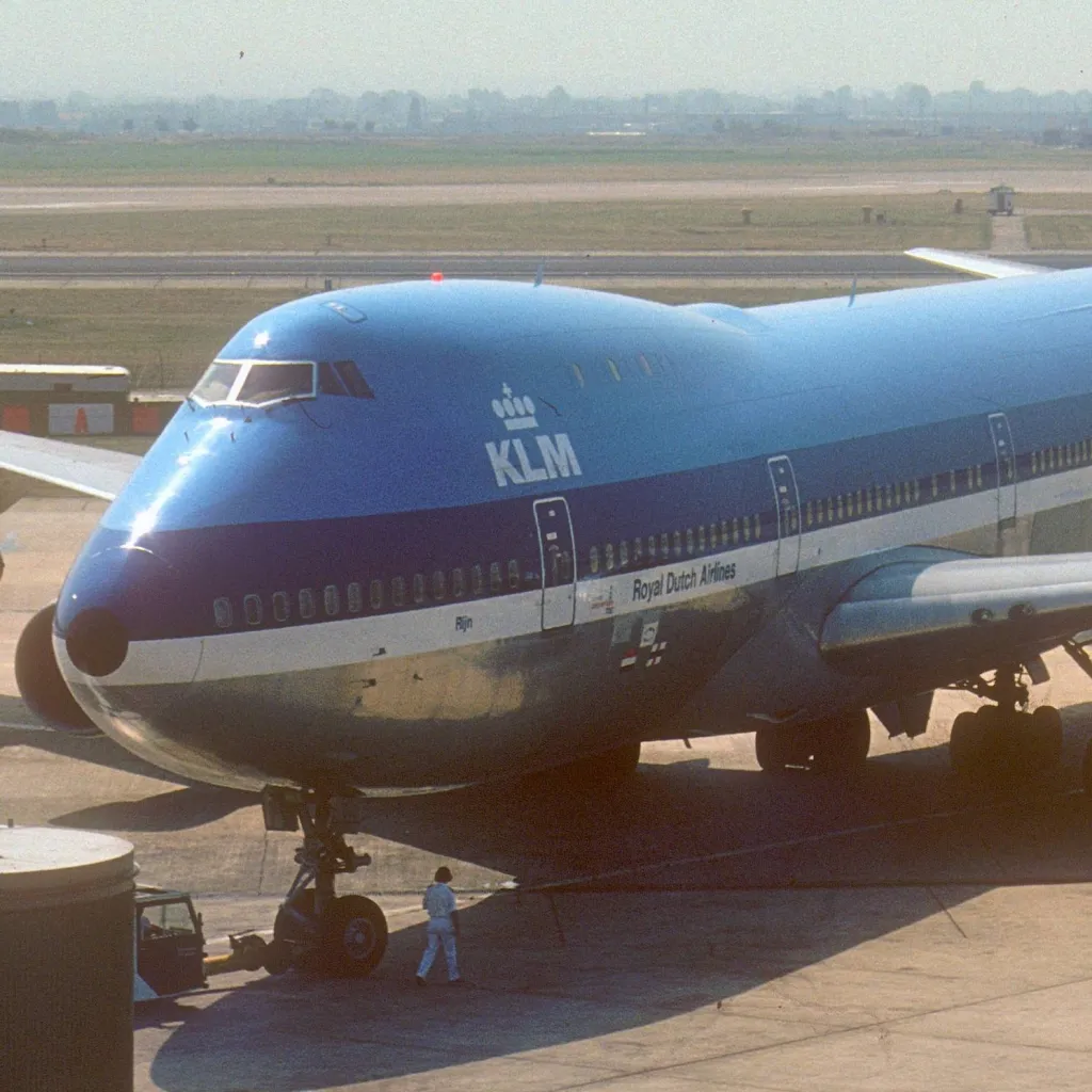 chat with ai character: KLM 4805