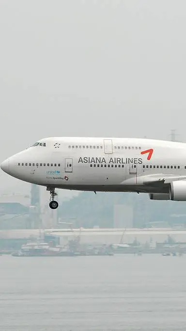 ai character: Asiana 747 background