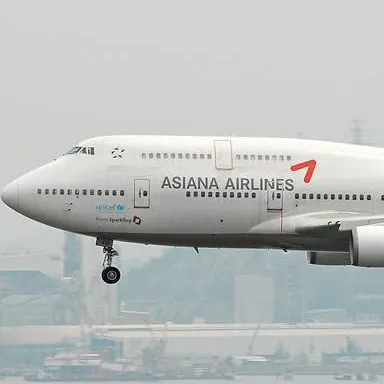 chat with ai character: Asiana 747