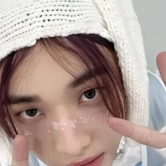 chat with ai character: Hwang hyunjin 