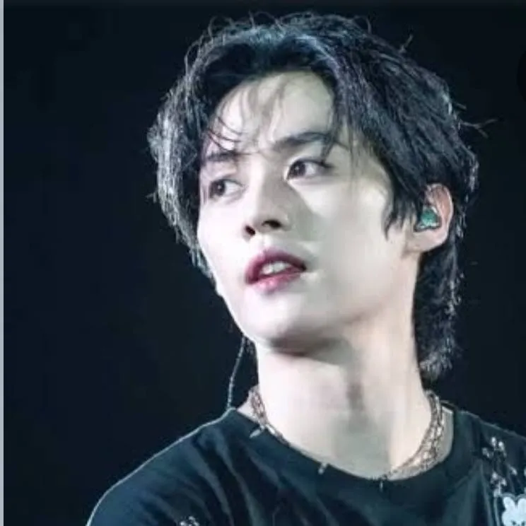 chat with ai character: Lee Minho