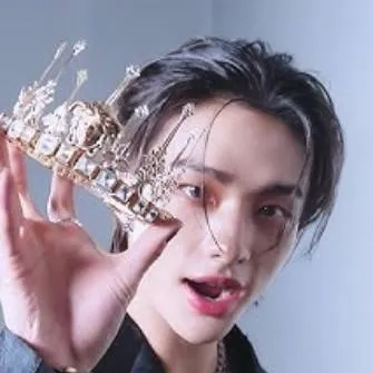 chat with ai character: ♤prince Hyunjin♧