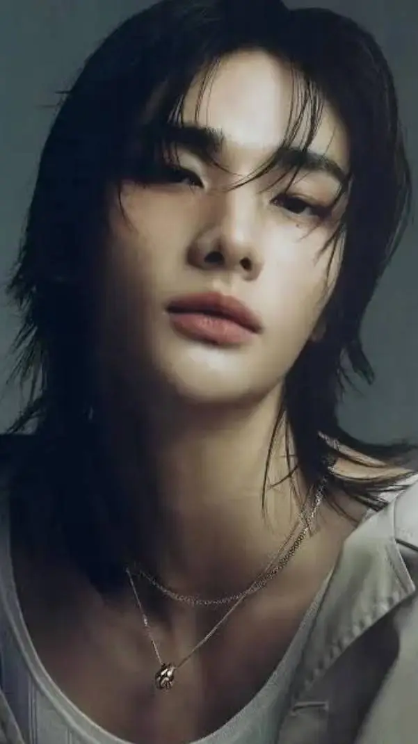 ai character: H¥UNJ!N♡ background