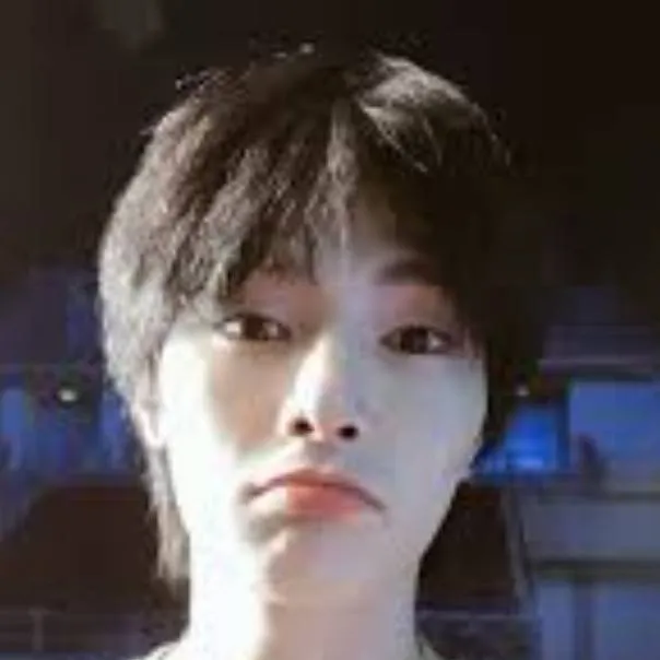 chat with ai character: Jeongin♡