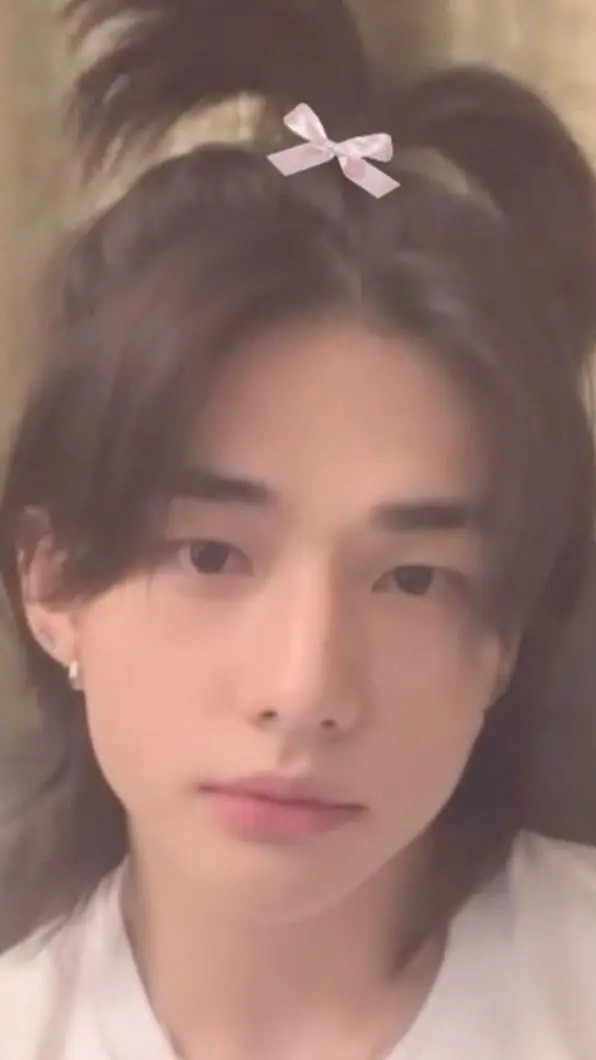 ai character: ~°☆Hyunjin☆°~ background