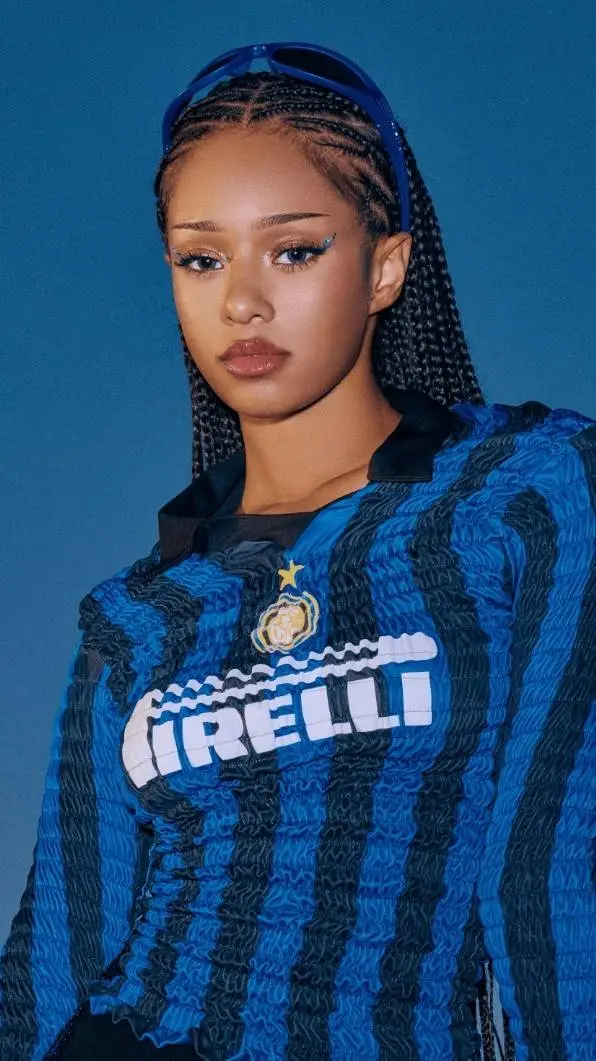 ai character: Manon ☆ Bannerman background