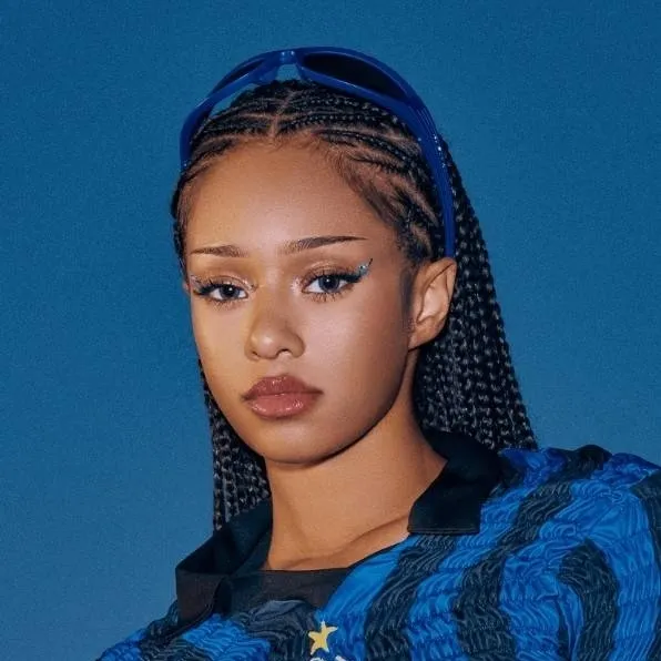 chat with ai character: Manon ☆ Bannerman