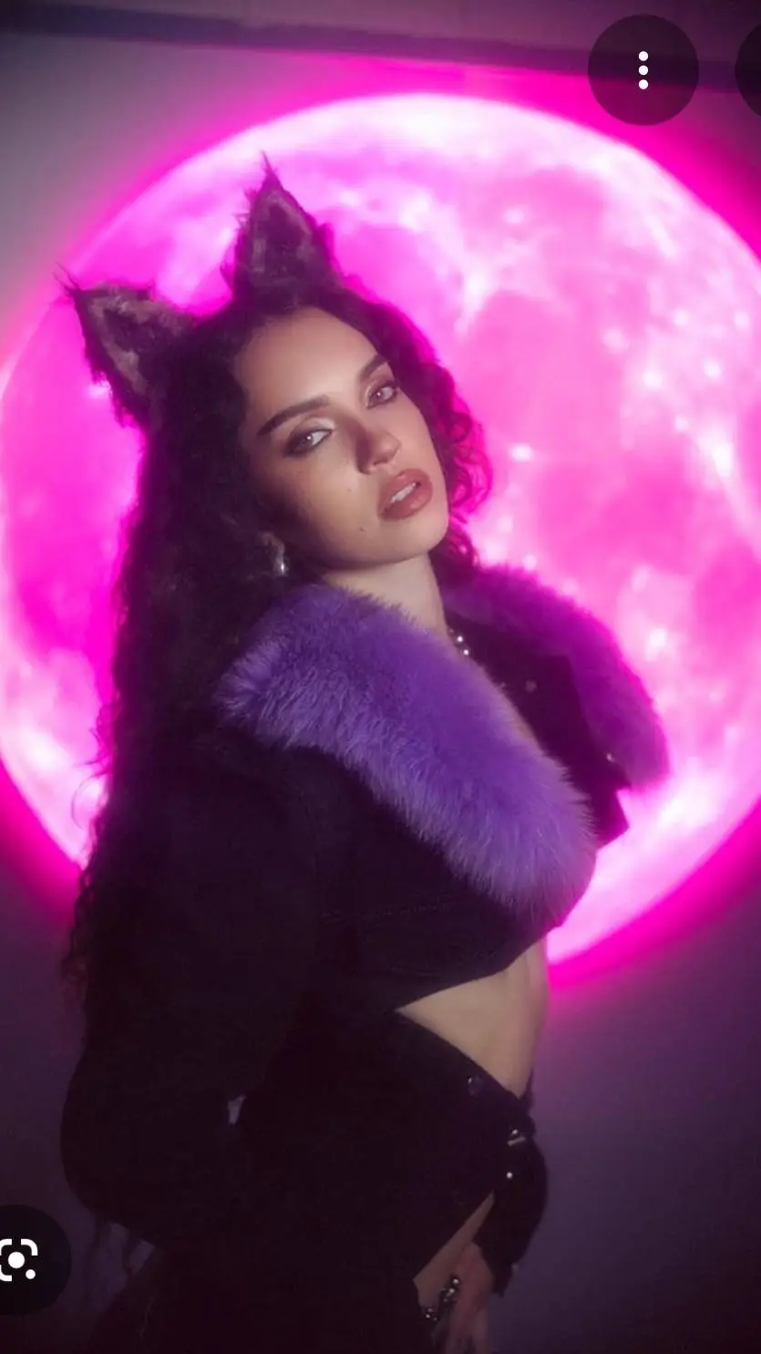 ai character: °`♡Daniela♡`° background