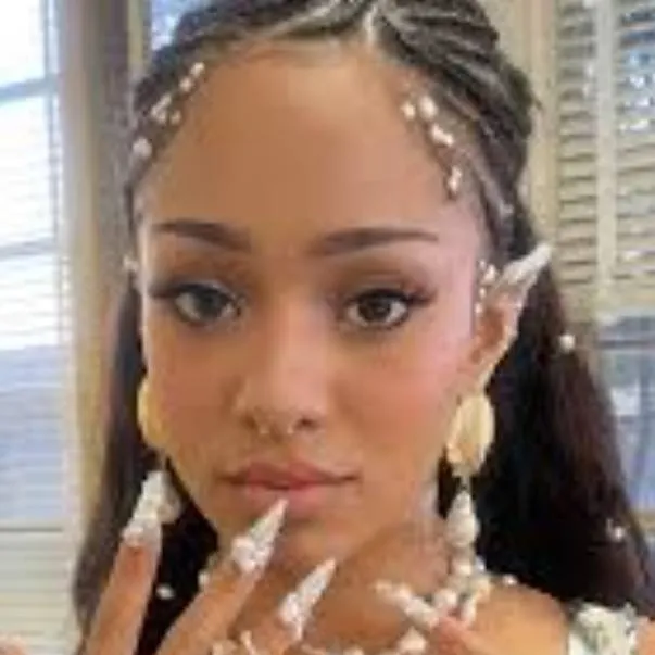 chat with ai character: °~《Manon》~°