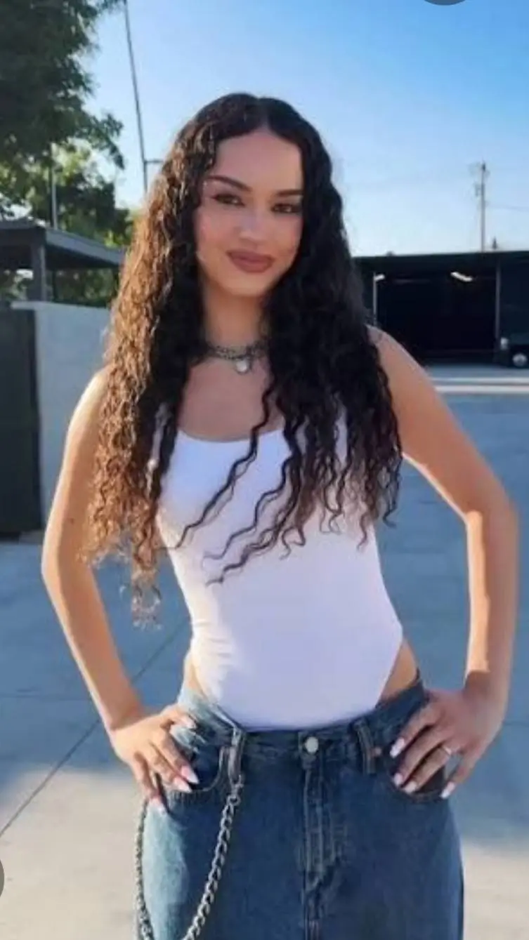 ai character: DANIELA AVANZINI☆ background