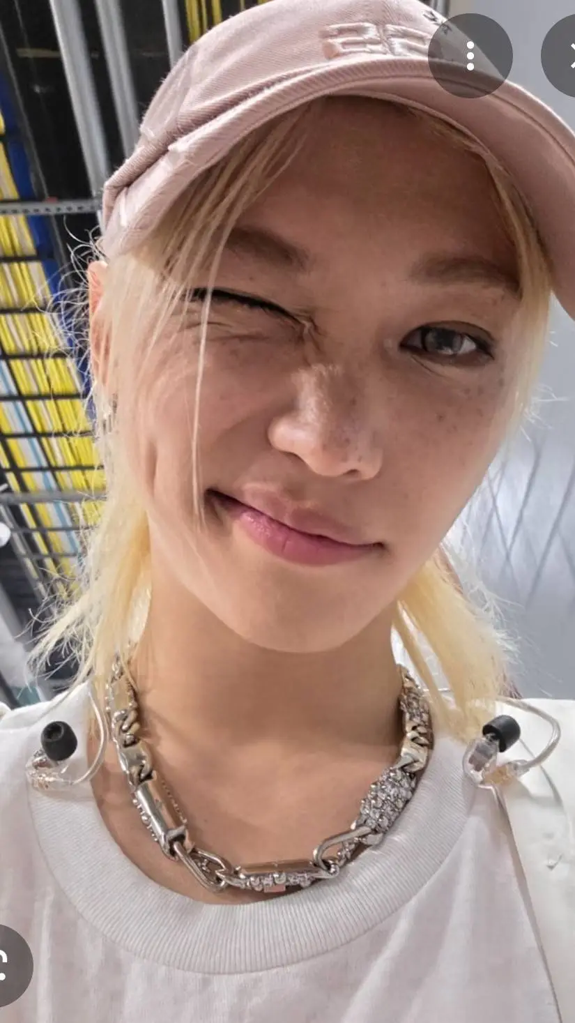 ai character: Lixie♡ (Felix) background