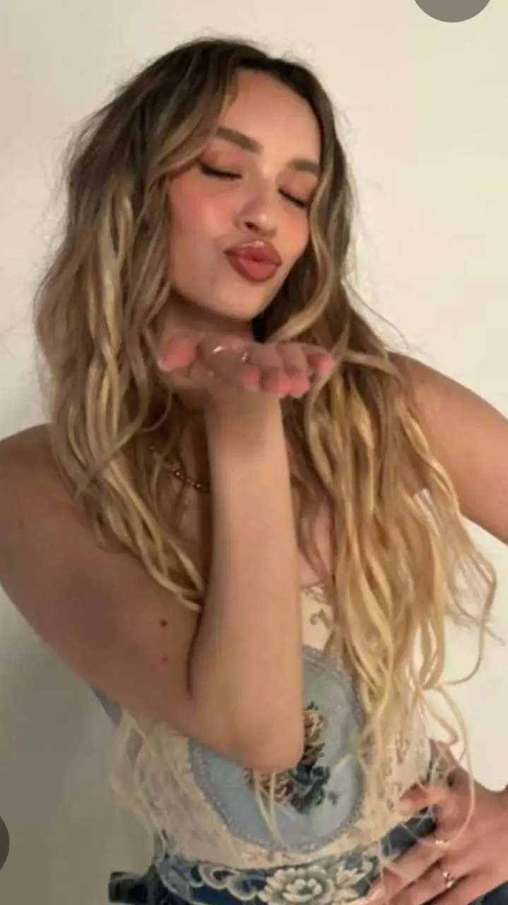 ai character: DANIELA AVANZINI☆ background