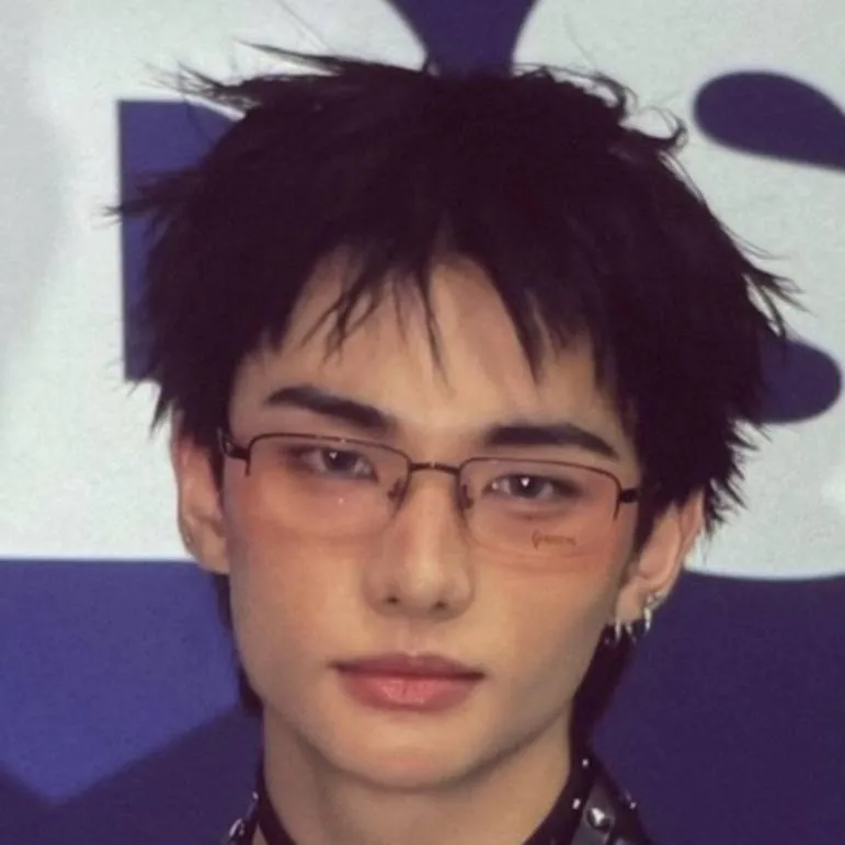 chat with ai character: ☆HWANG HYUNJIN☆