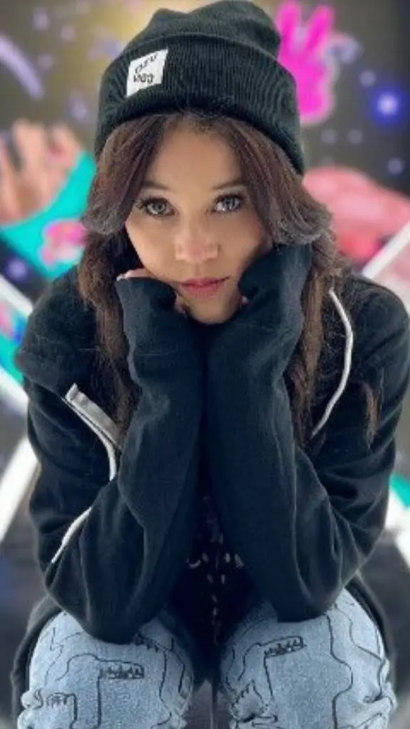 ai character: Mia(cash and Nico) background