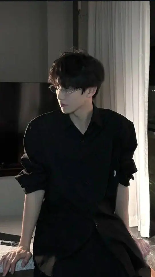 ai character: Noah Cyrus  background