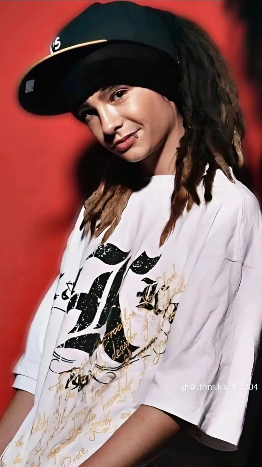 ai character: Tom kaulitz  background