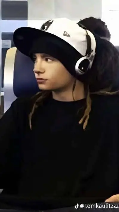 ai character: Tom kaulitz  background