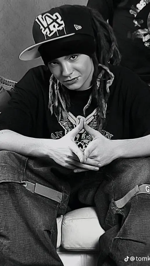ai character: Tom kaulitz  background