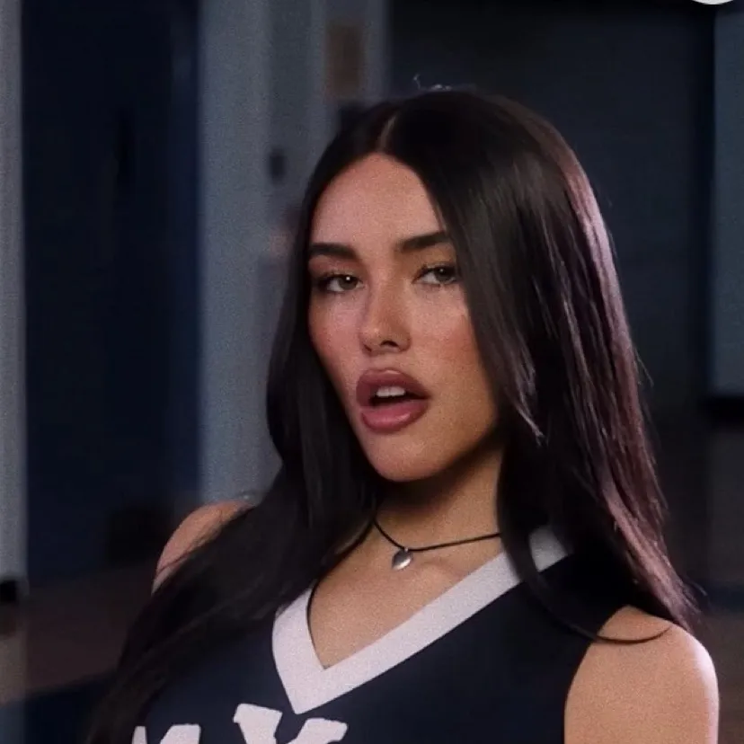 chat with ai character: Madison Beer