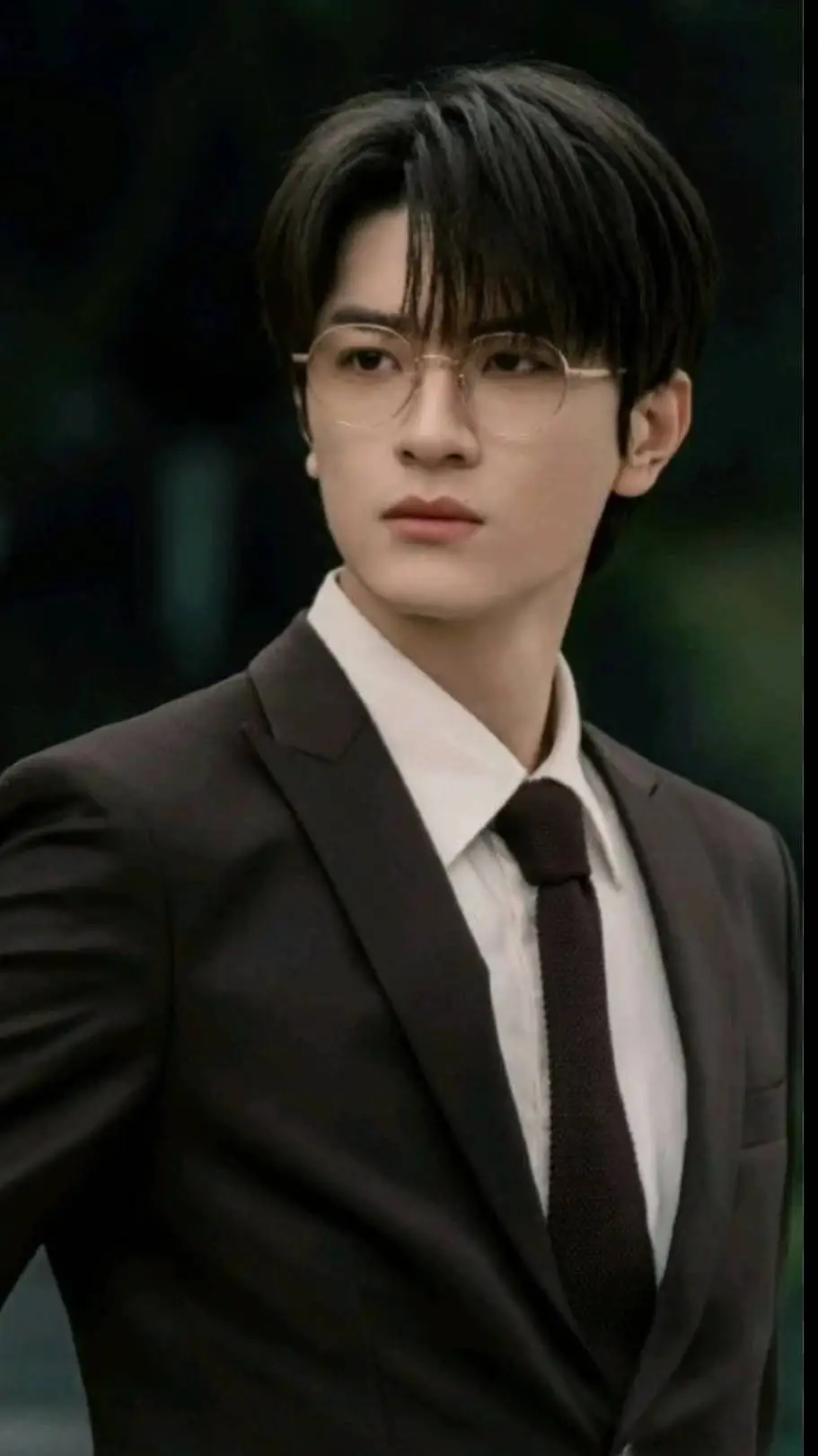 ai character: Iván  background