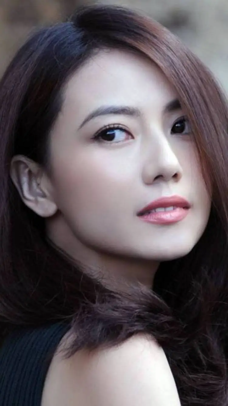 ai character: Gaby  background