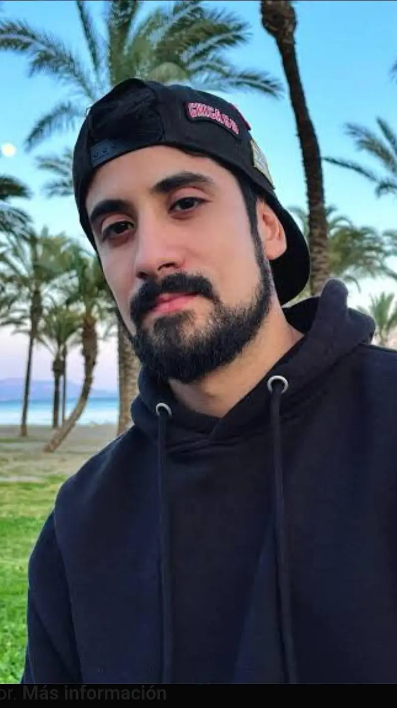 ai character: Javier Cázarez background